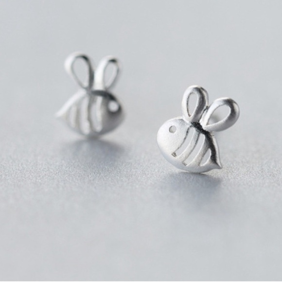 Jewelry - NIP Dainty Bee Stud Earrings in Silver